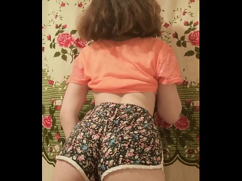 ❤️ Seksi enom bayek stripping mati dheweke kathok cendhak ing kamera Porno ing kita