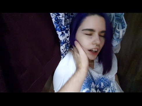 ❤️ Ketemu adhine ing lemari lan mbantu dheweke cum Porno ing kita