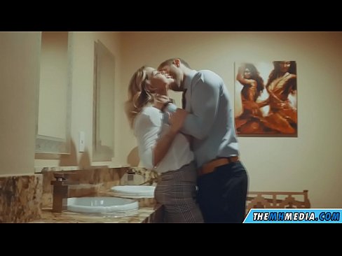 ❤️ Nalika pirang semok seduces sampeyan ing toilet umum Porno ing kita